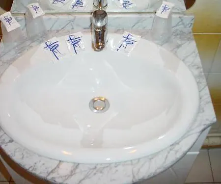 Caravelle Contact Hotel